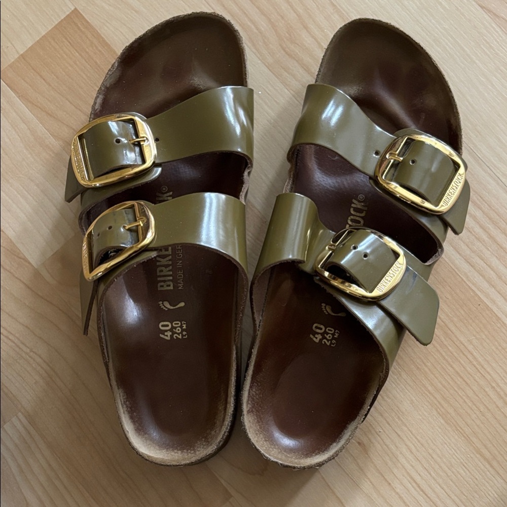Birkenstock Green patent leather sandals with Shiny Gold Big Buckles